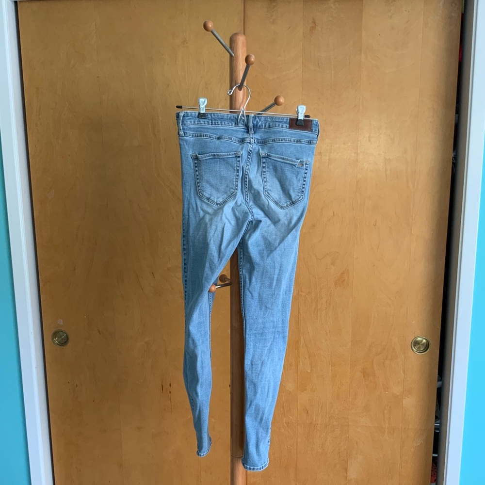 High waisted skinny jeans.